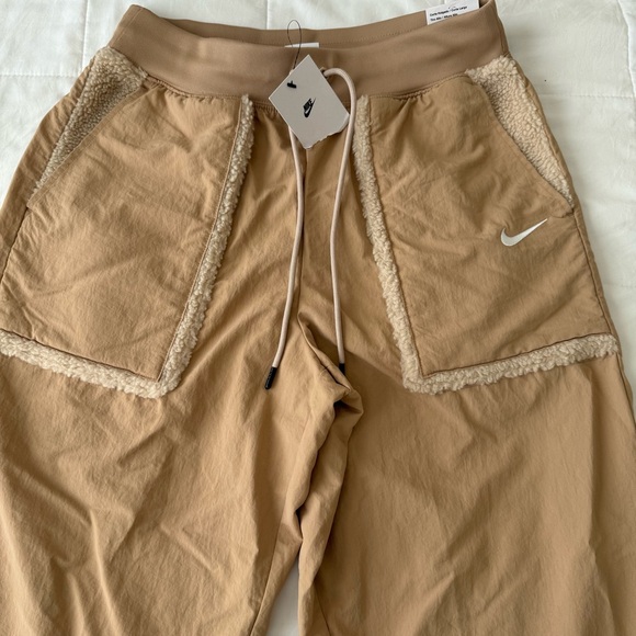 New Women’s Nike nylon Sherpa pocket joggers size medium New with tags - Picture 5 of 10